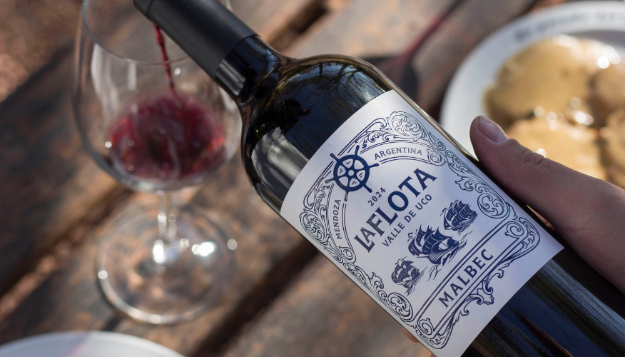 vino flota malbec sirviendo en copa