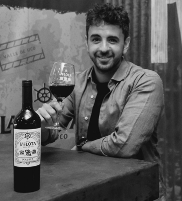 German Sanchez con vino La Flota